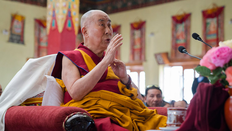 Su Santidad el Dalái Lama recitando oraciones en el Jokhang de Leh, Ladakh, J&K, India, el 5 de julio de 2017. Foto de Tenzin Choejor/OHHDL 