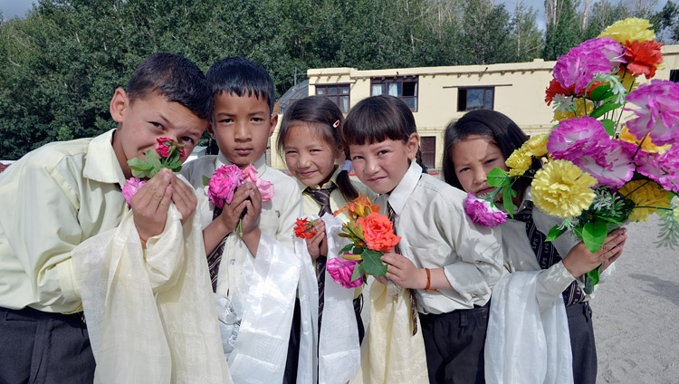 Estudiantes esperando a que Su Santidad el Dalái Lama llegue a la escuela pública de Ladakh en Leh, Ladakh, J&K, India, el 8 de julio de 2017. Foto de Lobsang Tsering/OHHDL