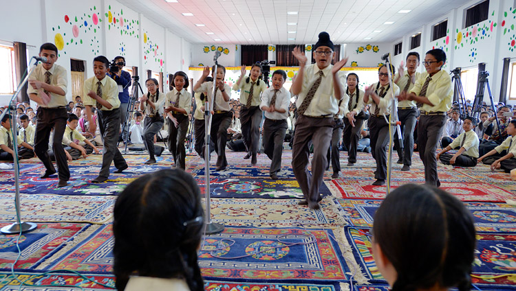 Estudiantes haciendo demostración de debate de filosofía budista al comienzo de la visita de Su Santidad el Dalái Lama a la escuela pública de Ladakh en Leh, Ladakh, J&K, India, el 8 de julio de 2017. Foto de Lobsang Tsering/OHHDL 
