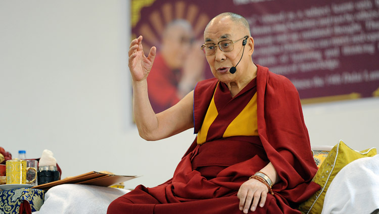 Su Santidad el Dalái Lama hablando ante 1600 alumnos de la escuela pública de Ladakh en Leh, Ladakh, J&K, India, el 8 de julio de 2017. Foto de Lobsang Tsering/OHHDL 