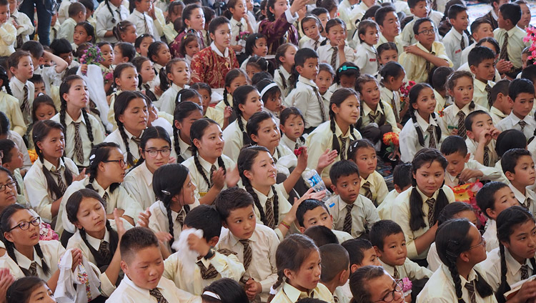 Algunos de los 1600 estudiantes que escucharon a Su Santidad el Dalái Lama en la escuela pública de Ladakh en Leh, Ladakh, J&K, India, el 8 de julio de 2017. Foto de Jeremy Russell/OHHDL 