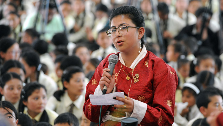 Una estudiante haciendo una pregunta a Su Santidad el Dalái Lama durante su charla en la escuela pública de Ladakh en Leh, Ladakh, J&K, India el 8 de julio de 2017. Foto de Lobsang Tsering/OHHDL 