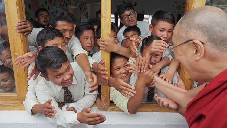 Estudiantes acercándose a Su Santidad el Dalái Lama cuando salía de la escuela pública de Ladakh en Leh, Ladakh, J&K, India, el 8 de julio de 2017. Foto de Jeremy Russell/OHHDL