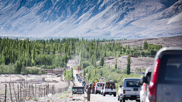 La comitiva de Su Santidad el Dalái Lama acercándose a Disket en el Valle de Nubra, J&K, India, el 10 de julio de 2017. Foto de Tenzin Choejor/OHHDL 