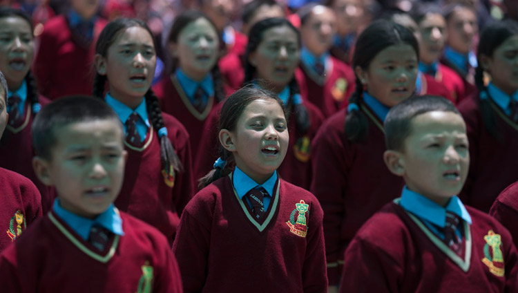 Niños y niñas de la Escuela Lamdon interpretando los himnos nacionales indio y tibetano al comienzo de la ceremonia de clausura del Gran Debate de Verano en el lugar de las enseñanzas en Disket, Valle de Nubra, J&K, India, el 10 de julio de 2017. Foto de Tenzin Choejor/OHHDL 