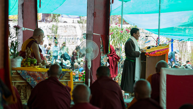 El Dr. Sonam Dawa, (CEC LAHDC), hablando en la ceremonia de clausura del Gran Debate de Verano en el lugar de las enseñanzas en Disket, Valle de Nubra, J&K, India el 10 de julio de 2017. Foto de Tenzin Choejor/OHHDL