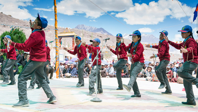 Estudiantes de la Escuela Lamdon participando en un debate durante la ceremonia de clausura del Gran Debate de Verano en el lugar de las enseñanzas en Disket, Nubra Valley, J&K, India, el 10 de julio de 2017. Foto de Tenzin Choejor/OHHDL