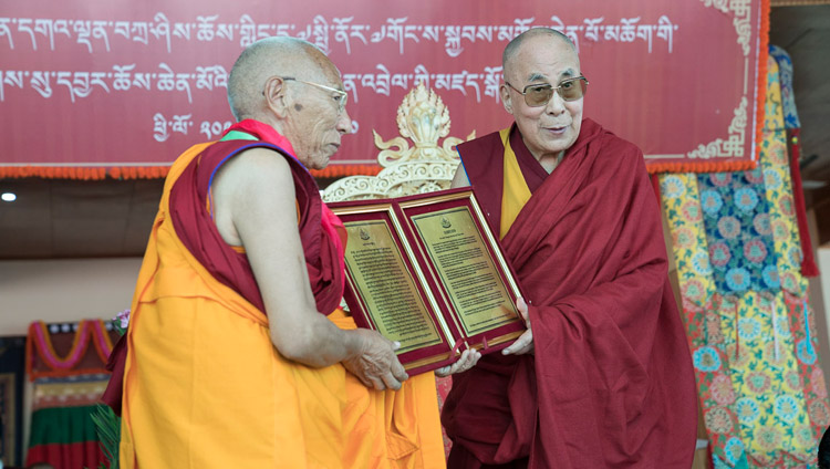 Su Santidad el Dalái Lama entregando un diploma de agradecimiento del pueblo de Nubra al Ven Thiksey Rimpoché durante la ceremonia de clausura del Gran Debate de Verano en Disket, Nubra Valley, J&K, India el 10 de julio de 2017. Foto de Tenzin Choejor/OHHDL