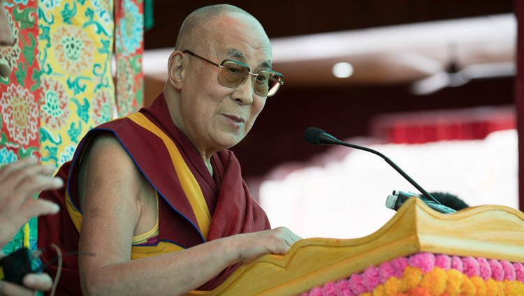 Su Santidad el Dalái Lama dirigiéndose a una multitud de más de 7.000 personas durante la ceremonia de clausura del Gran Debate de Verano en el lugar de las enseñanzas de Disket, Nubra Valley, J&K, India, el 10 de julio de 2017. Foto de Tenzin Choejor/OHHDL
