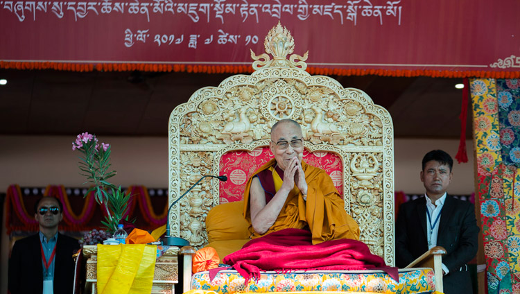 Su Santidad el Dalái Lama durante las oraciones al comienzo del primer día de sus enseñanzas en Disket, Valle de Nubra, J&K, India, el 11 de julio de 2017. Foto de Tenzin Choejor/OHHDL