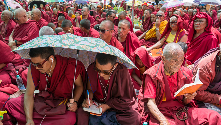 Miembros de la comunidad monástica siguiendo el texto durante el primer día de las enseñanzas de Su Santidad el Dalai Lama en Disket, Valle de Nubra, J&K, India el 11 de julio de 2017. Foto de Tenzin Choejor/OHHDL 