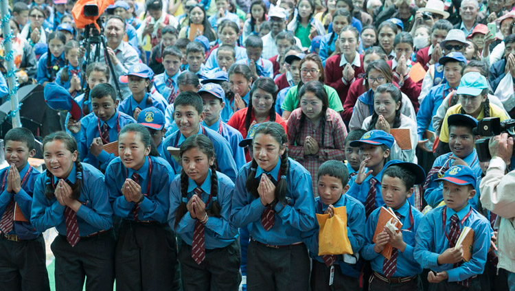 El público asistente presentando sus respetos al concluir el primer día de las enseñanzas de Su Santidad el Dalái Lama en Disket, Valle de Nubra, J&K, India, el 11 de julio de 2017. Foto de Tenzin Choejor/OHHDL