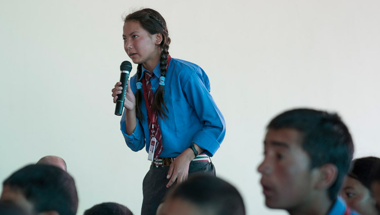 Una estudiante haciendo una pregunta a Su Santidad el Dalái Lama durante su reunión en Disket, Valle de Nubra, J&K, India, el 11 de julio de 2017. Foto de Tenzin Choejor/OHHDL