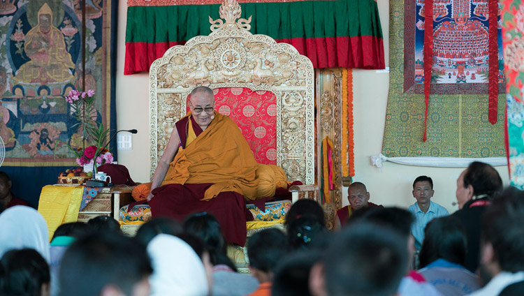 Su Santidad el Dalái Lama hablando a estudiantes, monjes y monjas durante su reunión en Disket, Valle del Nubra, J&K, India el 11 de julio de 2017. Foto de Tenzin Choejor/OHHDL