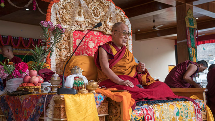 Su Santidad el Dalái Lama llevando a cabo rituales preparatorios para el Permiso de Avalokiteshvara en Disket, Valle de Nubra, J&K, India el 12 de julio de 2017. Foto de Tenzin Choejor/OHHDL