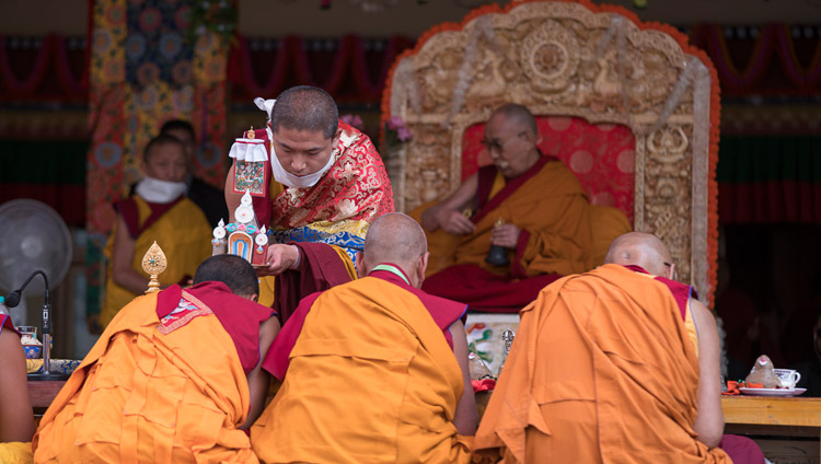 Un asistente tocando la cabeza de monjes de alto rango con un objeto ritual durante el Permiso de Avalokiteshvara otorgado por Su Santidad el Dalái Lama en Disket, Valle de Nubra, J&K, India el 12 de julio de 2017. Foto de Tenzin Choejor/OHHDL 