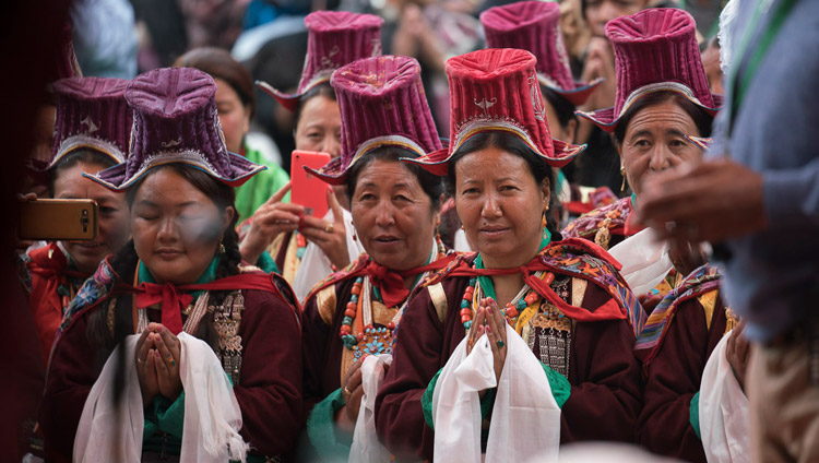 Mujeres ladakhíes vestidas con trajes tradicionales observando la partida de Su Santidad el Dalái Lama al concluir el segundo día de sus enseñanzas en Disket, Valle de Nubra, J&K, India, el 12 de julio de 2017. Foto de Tenzin Choejor/OHHDL