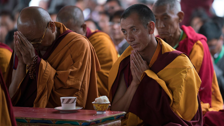 Monjes observando cómo Su Santidad el Dalái Lama lleva a cabo los rituales preliminares el último día de sus enseñanzas en Disket,Valle de Nubra, J&K, India, el 13 de julio de 2017. Foto de Tenzin Choejor/OHHDL
