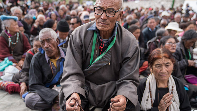 Público asistente escuchando a Su Santidad el Dalái Lama durante el último día de sus enseñanzas en Disket, Valle de Nubra, J&K, India el 13 de julio de 2017. Foto de Tenzin Choejor/OHHDL
