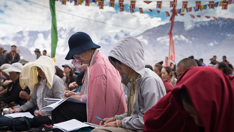 Público asistente siguiendo el texto mientras Su Santidad el Dalái Lama continúa su enseñanza sobre las «Treinta y siete Prácticas» en Disket, Valle de Nubra, J&K, India el 13 de julio de 2017. Foto de Tenzin Choejor/OHHDL 