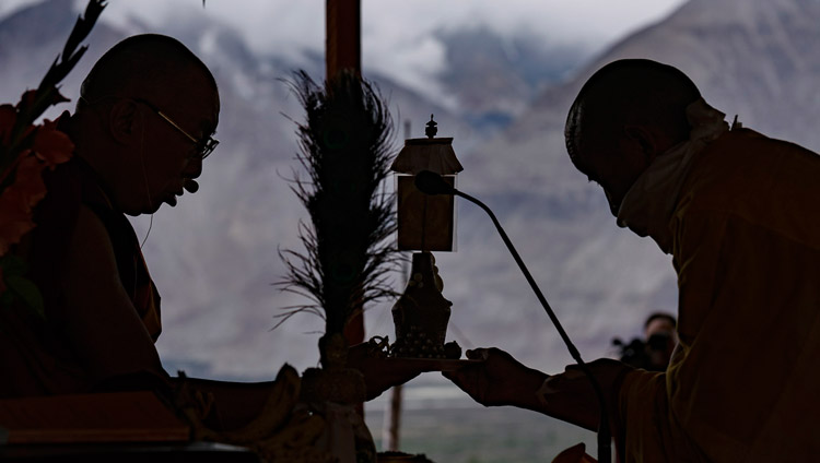 Las montañas se ciernen sobre el fondo mientras Su Santidad el Dalái Lama confiere la Iniciación de Larga Vida de Tara Blanca en Disket, Valle de Nubra, J&K, India, el 13 de julio de 2017. Foto de Tenzin Choejor/OHHDL 