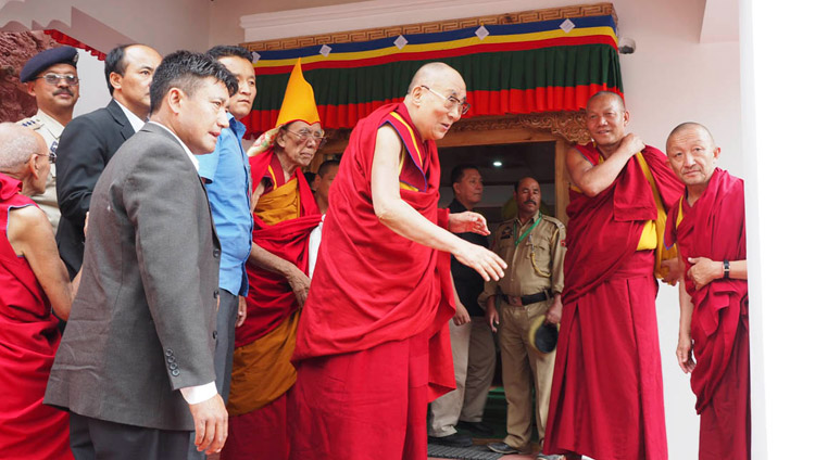 Su Santidad el Dalái Lama deteniéndose brevemente para saludar a los miembros de la comunidad local que se reunieron para darle la bienvenida a su llegada al Monasterio Samstanling en Sumar, Valle de Nubra, J&K, India el 13 de julio de 2017. Foto de Jeremy Russell/OHHDL