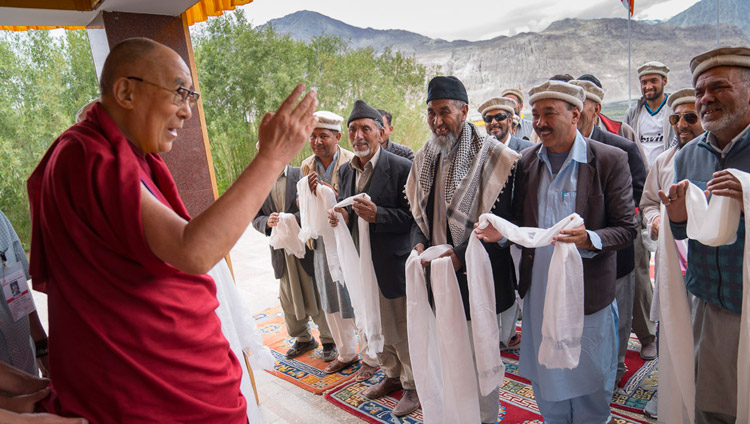 Su Santidad el Dalái Lama con representantes de la comunidad musulmana de Turtuk después de su reunión en Disket, Valle de Nubra, J&K, India el 13 de julio de 2017. Foto de Tenzin Choejor/OHHDL