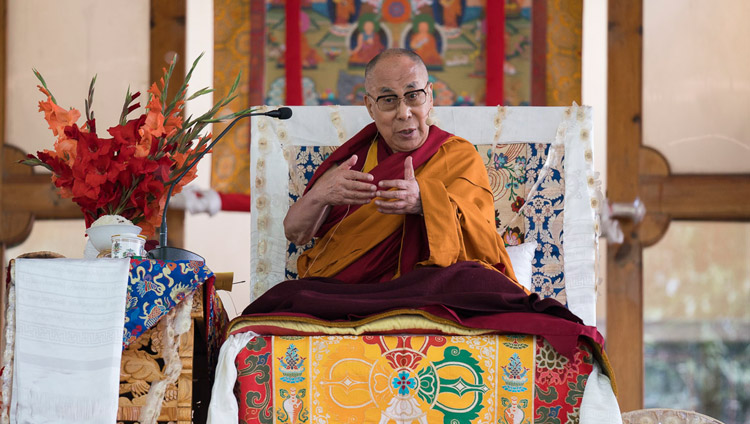Su Santidad el Dalái Lama hablando a la multitud durante sus enseñanzas en Sumur, Valle de Nubra, J&K, India el 14 de julio de 2017. Foto de Tenzin Choejor/OHHDL