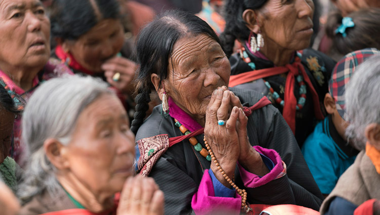 Unas de las más de 6.000 personas asistentes escuchando las enseñanzas de Su Santidad el Dalái Lama en Sumur, Valle de Nubra, J&K, India, el 14 de julio de 2017. Foto de Tenzin Choejor/OHHDL 
