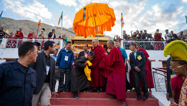 Su Santidad el Dalái Lama partiendo del Monasterio Samstanling en el Valle de Nubra, J&K, India el 15 de julio de 2017. Foto de Tenzin Choejor/OHHDL