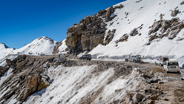 La comitiva de Su Santidad el Dalái Lama cerca de la cima del Paso Khardungla en Ladakh, J&K, India, el 15 de julio de 2017, que con 18.380 pies / 5.359 metros es el paso transitable con vehículos más alto del mundo. Foto de Tenzin Choejor/OHHDL