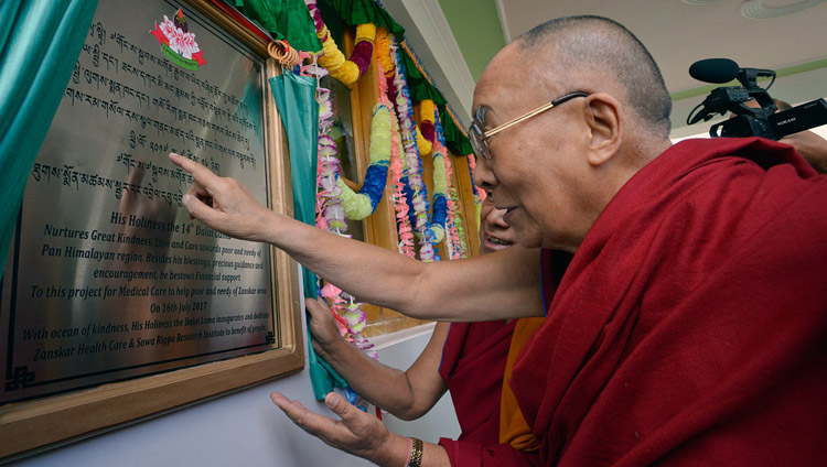 Su Santidad el Dalái Lama descubriendo una placa conmemorativa de la inauguración del Instituto de Investigación Zanskar Health Care & Sowa Rigpa en Padum, Zanskar, J&K, India el 16 de julio de 2017. Foto de Lobsang Tsering/OHHDL 