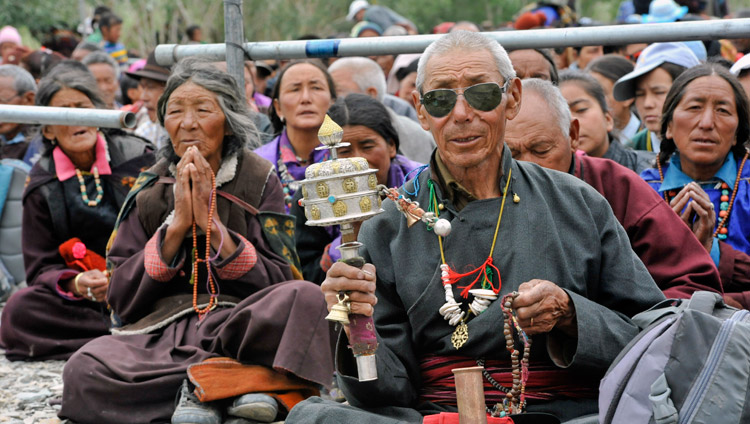 Algunas de las más de 10.000 personas que asistieron a las enseñanzas de Su Santidad el Dalái Lama en Padum, Zanskar, J&K, India, el 17 de julio de 2017. Foto de Lobsang Tsering/OHHDL