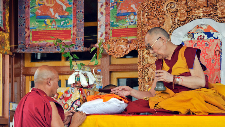 Su Santidad el Dalái Lama dando la Iniciación de Avalokiteshvara en Padam, Zanskar, J&K, India el 17 de julio de 2017. Foto de Lobsang Tsering/OHHDL