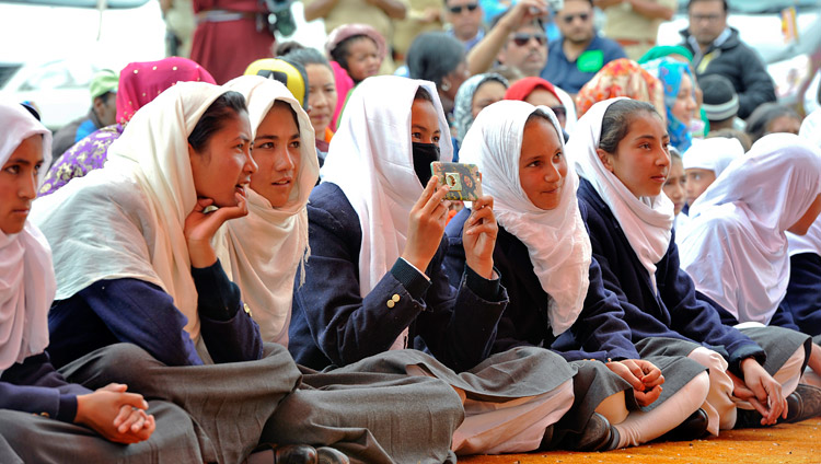 Estudiantes escuchando a Su Santidad el Dalái Lama hablando en Anjuman Moen-Ul-Islam, una escuela musulmana local, en Padum, Zanskar, J&K, India el 18 de julio de 2017. Foto de Lobsang Tsering/OHHDL
