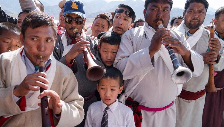 Residentes locales tocan instrumentos tradicionales para dar la bienvenida a Su Santidad el Dalái Lama a su llegada al convento de Dudjom en Shey, Ladakh, J&K, India, el 26 de julio de 2017. Foto de Tenzin Choejor/OHHDL