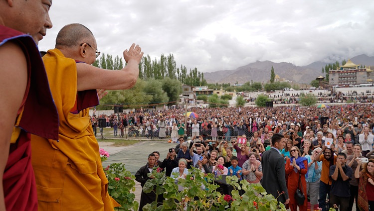 Su Santidad el Dalái Lama saludando a los occidentales asistentes al segundo día de sus enseñanzas en el centro de enseñanza de Shiwatsel en Leh, Ladakh, J&K, India, el 29 de julio de 2017. Foto de Tenzin Choejor/OHHDL