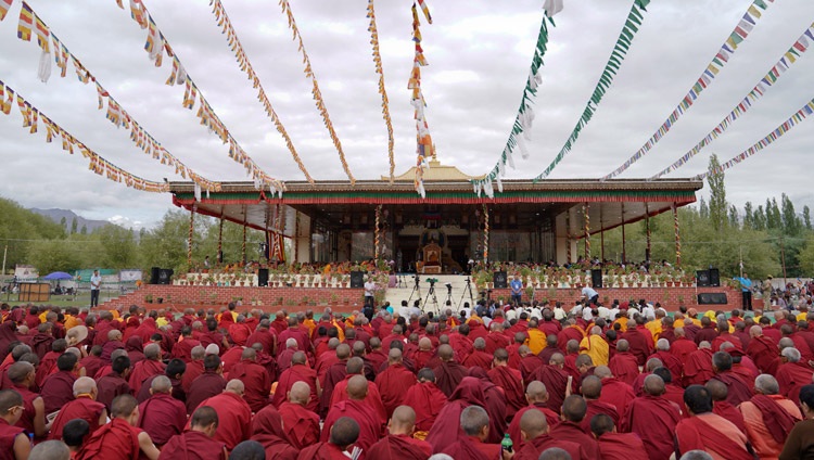  Su Santidad el Dalái Lama en el segundo día de sus enseñanzas en Leh, Ladakh, J&K, India el 29 de julio de 2017. Foto de Tenzin Choejor/OHHDL 