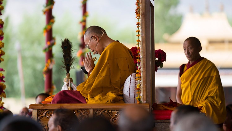 Su Santidad después de saludar a la multitud tomó asiento. Seguidamente se le pidió que presentara un libro que documenta sus visitas a Ladakh durante los últimos 50 años de Tsering Sonam de Sasphol.