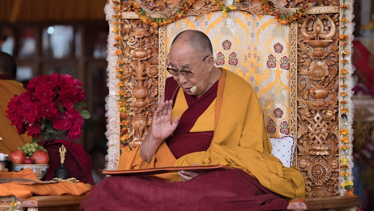 Su Santidad el Dalái Lama leyendo la «Guía de la Forma de Vida del Bodisatva» en el último día de sus enseñanzas en Leh, Ladakh, J&K, India el 30 de julio de 2017. Foto de Tenzin Choejor/OHHDL 