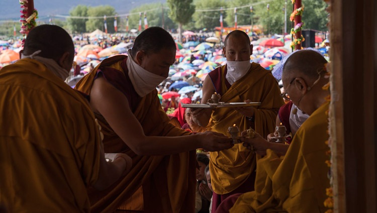 Asistentes entregando a Su Santidad el Dalái Lama ofrendas rituales durante la Iniciación de Larga Vida en Leh, Ladakh, J&K, India el 30 de julio de 2017. Foto de Tenzin Choejor/OHHDL 