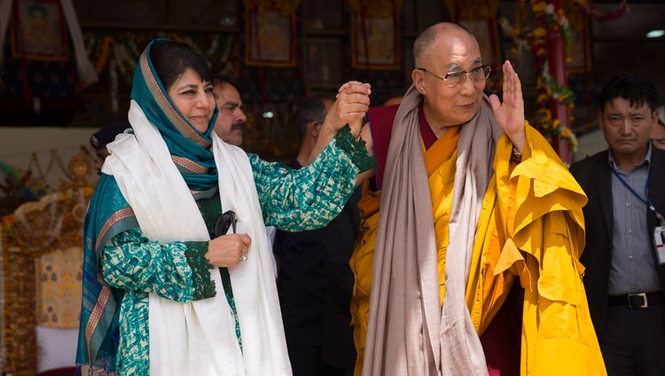 Su Santidad el Dalái Lama con la ministra principal de Jammu y Cachemira Mehbooba Mufti Sayeed en el último día de sus enseñanzas en Leh, Ladakh, J&K, India el 30 de julio de 2017. Foto de Tenzin Choejor/OHHDL