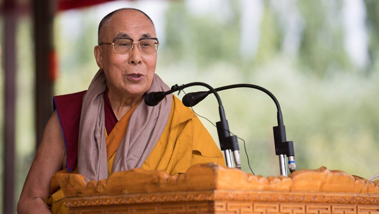Su Santidad el Dalái Lama hablando a la multitud en la conclusión de sus enseñanzas en Leh, Ladakh, J&K, India el 30 de julio de 2017. Foto de Tenzin Choejor/OHHDL 
