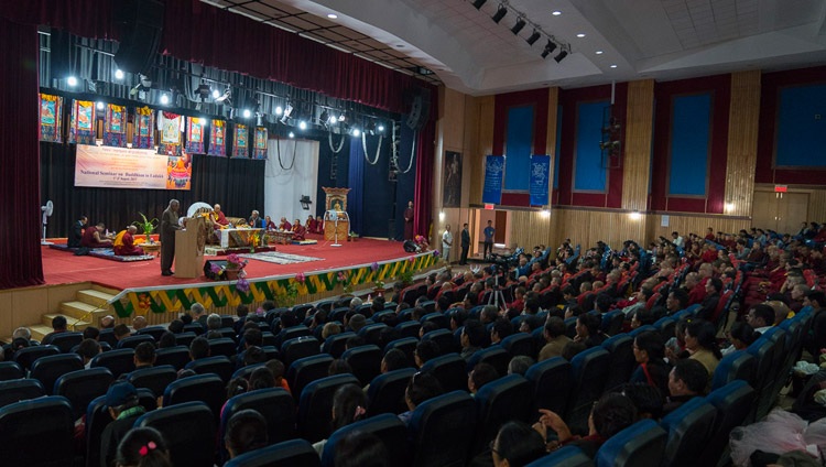 El profesor SR Bhat, presidente del Consejo Indio para la Investigación Filosófica (ICPR), hablando al comienzo del seminario sobre «Budismo en Ladakh» en el Instituto Central de Estudios Budistas en Leh, Ladakh, J&K, India el 1 de agosto de 2017. Foto de Tenzin Choejor/OHHDL 