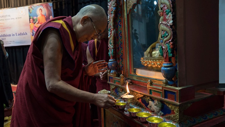 Su Santidad el Dalái Lama encendiendo la vela para inaugurar formalmente el seminario de tres días sobre «Budismo en Ladakh» en el Instituto Central de Estudios Budistas en Leh, Ladakh, J&K, India, el 1 de agosto de 2017. Foto de Tenzin Choejor/OHHDL 