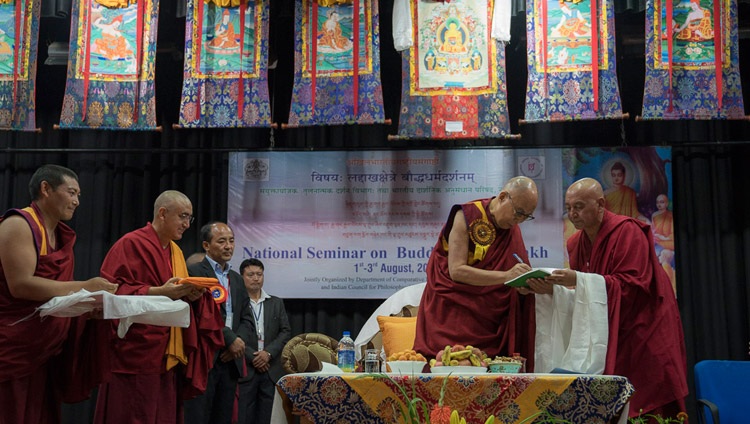 Su Santidad el Dalái Lama presentando tres libros al comienzo del seminario sobre «Budismo en Ladakh» en el Instituto Central de Estudios Budistas en Leh, Ladakh, J&K, India el 1 de agosto de 2017. Foto de Tenzin Choejor/OHHDL 