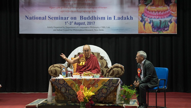 Su Santidad el Dalái Lama dirigiéndose al público asistente el primer día del seminario de tres días sobre «Budismo en Ladakh» en el Instituto Central de Estudios Budistas en Leh, Ladakh, J&K, India el 1 de agosto de 2017. Foto de Tenzin Choejor/OHHDL 