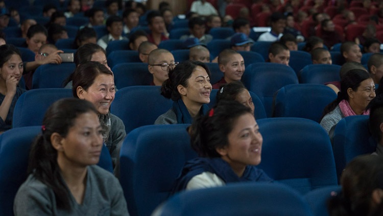 Asistentes escuchando a Su Santidad el Dalái Lama hablando en el seminario sobre «Budismo en Ladakh» en el Instituto Central de Estudios Budistas en Leh, Ladakh, J&K, India el 1 de agosto de 2017. Foto de Tenzin Choejor/OHHDL