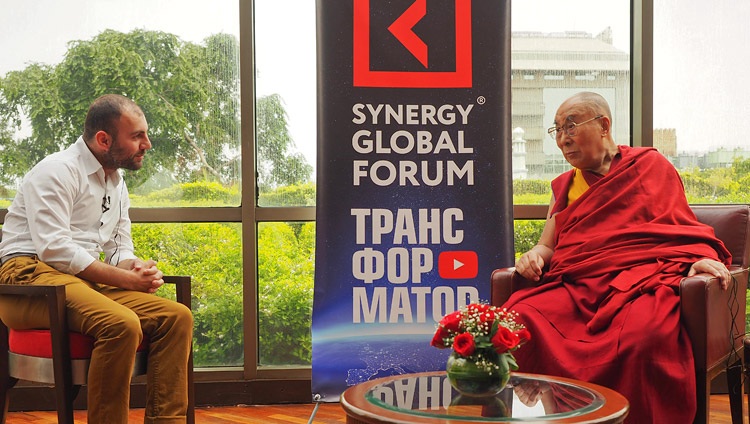 Grigory Avetov, director ejecutivo de la Escuela de Negocios Synergy de Rusia hablando con Su Santidad el Dalái Lama en Delhi, India, el 3 de agosto de 2017. Foto de Jeremy Russell/OHHDL 