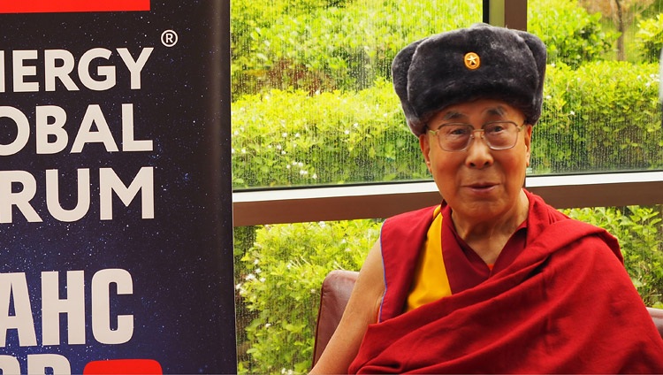 Su Santidad el Dalái Lama luciendo un sombrero de soldado que le fue ofrecido después de su entrevista para el Foro Global Synergy en Delhi, India, el 3 de agosto de 2017. Foto de Jeremy Russell/OHHDL 